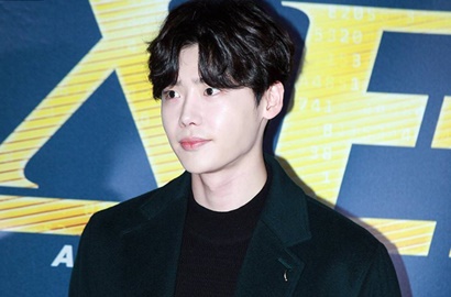 Rayakan Debut dengan Buka Pameran, Lee Jong Suk Bangga Gambar Ala Anak SD