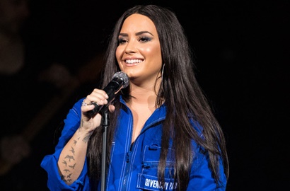 Gelar Konser, Demi Lovato Ajak Korban Insiden Penembakan Florida ke Atas Panggung