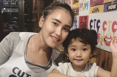 Baju Putri Ayu Ting Ting Dibully Mirip Motif Seprei, Fans Ngamuk