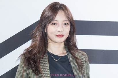 Bergincu Pamer Bibir Seksi, Goo Hara Topless Umbar Keseksian Tubuh