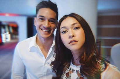 Andrew White Romantis Sisir Rambut Istri, Netter: Semoga Dijauhkan dari Pelakor
