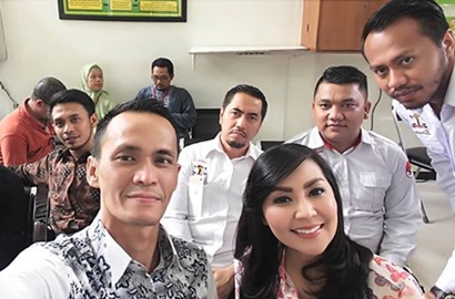 Tessa Kaunang Unggah Foto Bareng, Dolar di Saku Sunan Kalijaga Bikin Salfok