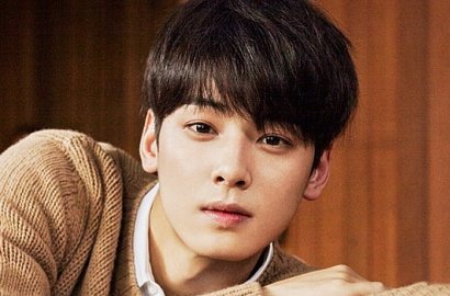 Hadiri Acara Peresmian Mahasiswa Baru, Wajah Ganteng Cha Eunwoo Jadi Sorotan