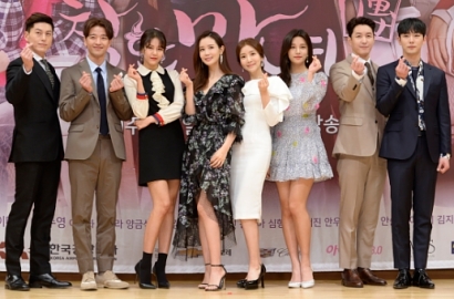 Lee Da Hae Ceria, Ryu Soo Young Kocak Head Stand di Jumpa Pers 'Good Witch'