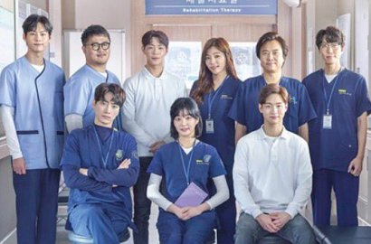 Lee Joon Hyuk-Lee Yu Bi Serius Jadi Fisioterapis di Poster 'A Poem A Day'
