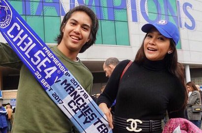 Maia Takjub El Rumi Telanjang Dada dan Gendong Bule di Tempat Bersalju