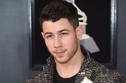 Nick Jonas Kepergok Cium Wanita Seksi, Pacar Baru?