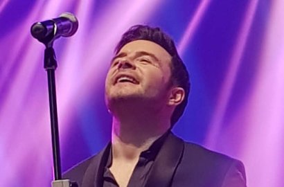 Ajak Nostalgia, Intip Serunya Konser Shane Filan Eks Westlife di Surabaya