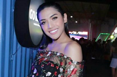 Biasa Cantik, Begini Penampilan Millendaru Saat Ziarah ke Makam Sang Ayah