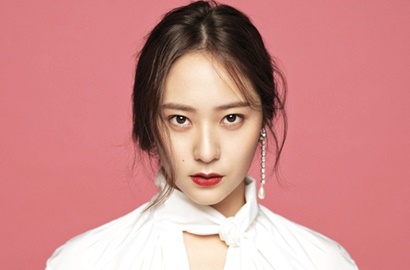 Krystal Tampil Cantik di Pemotretan Terbaru, Mulai Jadi Resepsionis Hingga Kurir Barang