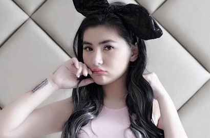 Biasa Tampil Seksi, Begini Penampilan Angela Lee Pakai Baju Tahanan dan Masker