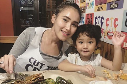 Ayu Ting Ting Jengkel Dicecar Wartawan Soal Penyebab Bilqis Sakit