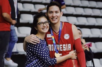 Umbar Kemesraan Bareng Mikha Tambayong, Tangan 'Nakal' Daniel Wenas Jadi Sorotan