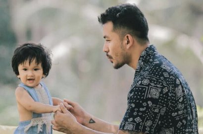 Rio Dewanto Menggendong Buah Hati Hingga Tertidur, Netter: Gemas Sama Bapaknya