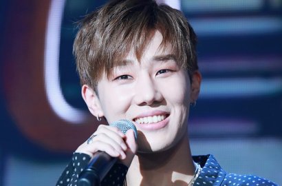 Hadiri Press Call Teater Amadeus, Rambut Ungu Sunggyu Jadi Sorotan