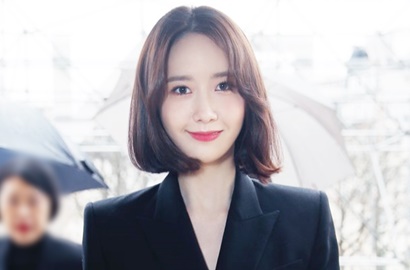 Pamerkan Foto-Foto di Paris, Yoona Seksi dan Elegan Kenakan Rok Mini