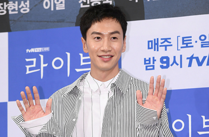 Serius Belajar untuk Ujian Polisi di 'Live', Abs Kwang Soo Bikin Salfok