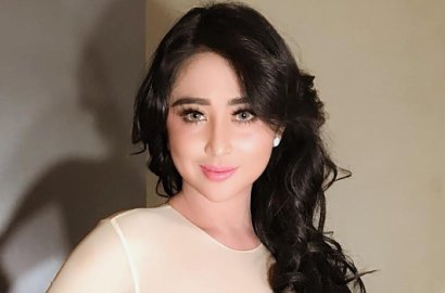 Foto Bersama Rhoma Irama, Dewi Persik Tampil Sopan Tutupi Bagian Dada