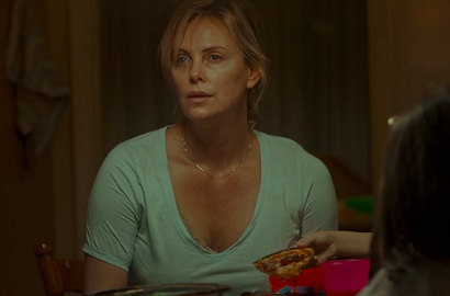 Charlize Theron Buktikan Beratnya Jadi Ibu di Trailer 'Tully'