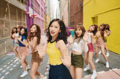 Rayakan 200 Juta Viewers 'Likey', Twice Diduga Comeback Usung Konsep Retro