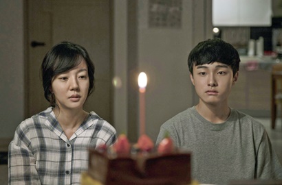 Beri Tatapan Tajam, Lim Soo Jung Kesal Hadapi Anak Tirinya di Poster 'Mothers'?