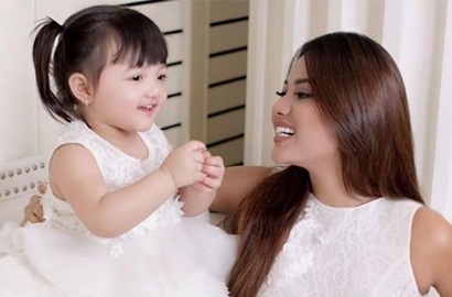 Bikin Ngakak, Gemasnya Arsy Ajari Aurel Hermansyah Lakukan Challenge di Video Ini
