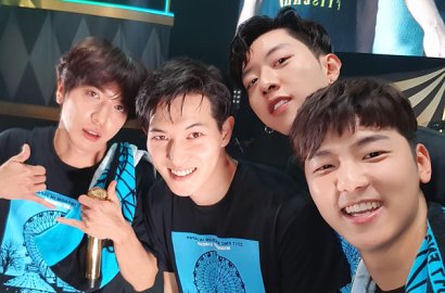 Jong Hyun Foto Bersama Member CN Blue, Kang Min Hyuk Bikin Pangling