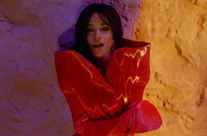 Rilis MV 'Never Be the Same', Camila Cabello Tampil Seksi Menggoda