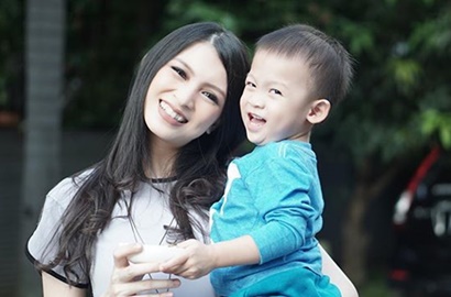 Sibuk Beraktivitas Pasca Melahirkan, Ini Cara Donita Bagi Waktu Untuk Anak