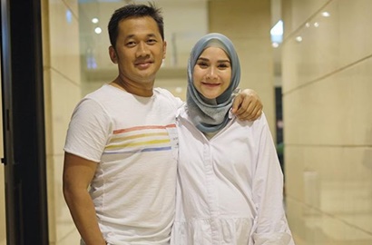 Pamer Foto Bareng Suami, Ada 'Penampakan' di Belakang Zaskia Adya Mecca
