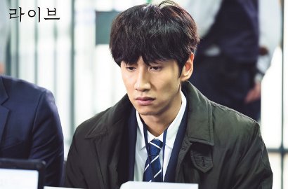 Demi Jadi Polisi, Lee Kwang Soo Khusyuk Berdoa di 'Live'