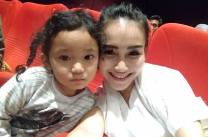 Ayu Ting Ting Tiduran Bareng Bilqis, Netter Salfok Gara-Gara Ini