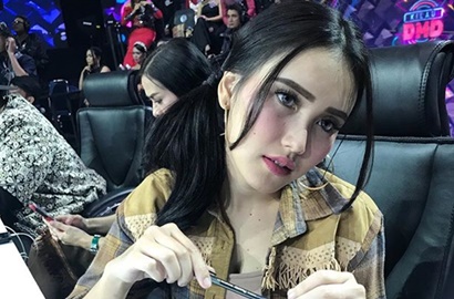 Ayu Ting Ting Promo 'Pesbukers' Tayang Jam 2 Shubuh, Begini Komentar Kocak Netizen