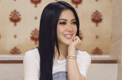 Syahrini Pose Manja di Jalan Tol, Hotman Paris: Cuma Foto Enggak Masalah