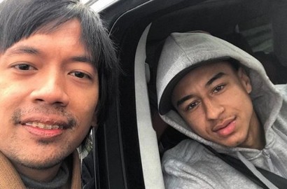 Sedang di Inggris, Rian D'Masiv Pamer Foto Bareng Pemain Manchester United