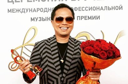 Sandhy Sondoro Raih Penghargaan Musik Internasional 'Bravo' di Moskow