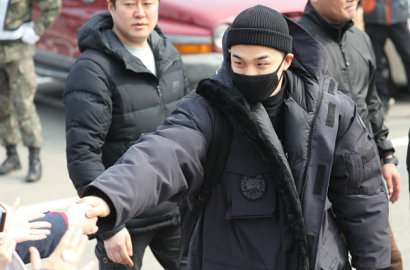 Berangkat Wamil, Fans Ikut Antarkan Taeyang ke Pusat Pelatihan