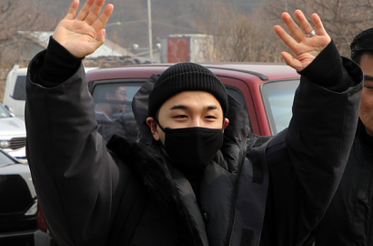 Berangkat Wamil, Taeyang Sempatkan Sapa Fans yang Menunggu