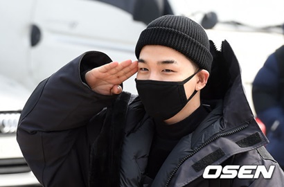 Ceria Diantar Fans Berangkat Wamil, Taeyang Banjir   Semangat