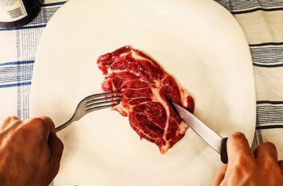 Bahaya Makan Daging Mentah, Dokter Temukan 30 Telur Cacing Pita Bersarang di Otak Pria Ini