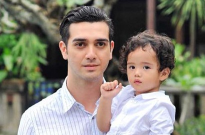 Saking Senangnya Dijenguk Renata dan Anak, Fachri Albar Lakukan Hal Menyentuh Ini