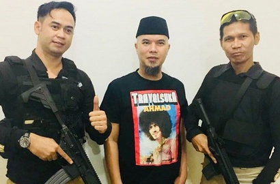 Posting Foto Diapit Pria Bersenjata, Ahmad Dhani Banjir Dukungan Fans