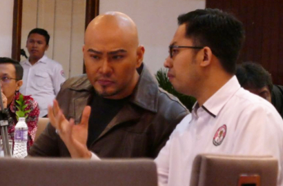 Tak Benci Seleb Alay, Deddy Corbuzier Pamer Vlog Saat Datangi Kantor Pusat KPI
