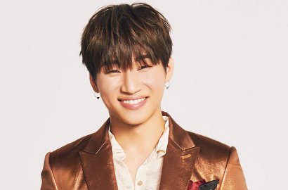 Pamer Rambut Cepak, Daesung Ceria Diantar Fans Masuk Militer