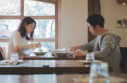 Jalan Bareng Son Ye Jin,  Jung Hae In Tersenyum di 'Pretty Noona Who Buys Me Food'