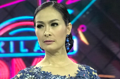 Gara-Gara Baju, Postingan Iis Dahlia di Pantai Jadi Bahan Tertawaan Netter