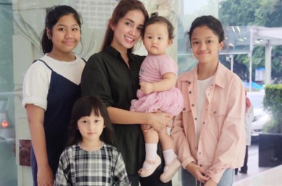 Cantik Bak ABG, Intip Gaya Ussy Sulistiawaty Temani Anak Nonton Konser