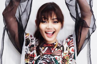 Rina Nose Digoda Usai Pasang Muka Sedih Tapi Tulis Caption 'Single Happy'