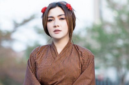 Pakai Kemban di Pemotretan Kehamilan, Cantiknya Vicky Shu Jadi Wanita Jawa
