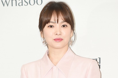 Serba Pink Hadiri Acara Kosmetik, Kaki Song Hye Kyo Disorot Netter